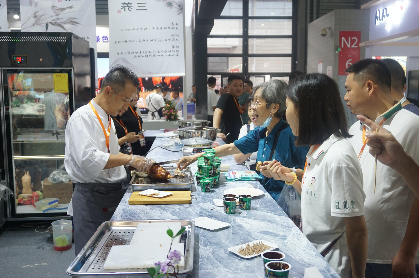  优质产品登场！东风养殖携手第14届上海国际餐饮食材展谱写烤鸭产业新篇章