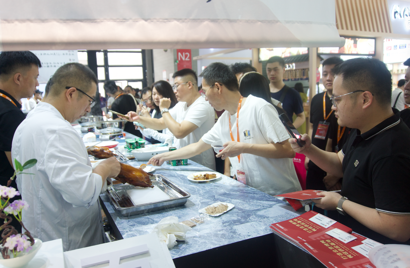  打造千亿烤鸭产业平台，东风养殖携预制菜品牌仙知鸭亮相上海国际餐饮食材展