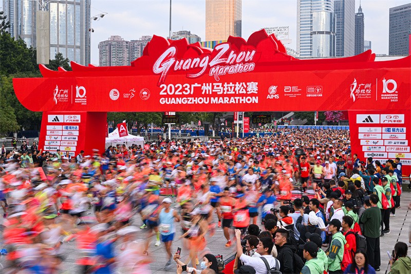 阿迪达斯包揽2023广州马拉松男女前三名 助力跑者“实食冇黐牙” 图
