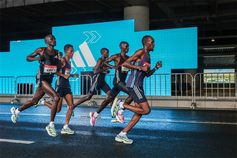 阿迪达斯包揽2023广州马拉松男女前三名 助力跑者“实食冇黐牙”