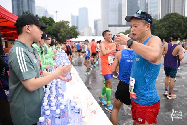 第十届广州马拉松圆满举办，首次升级赛事用水