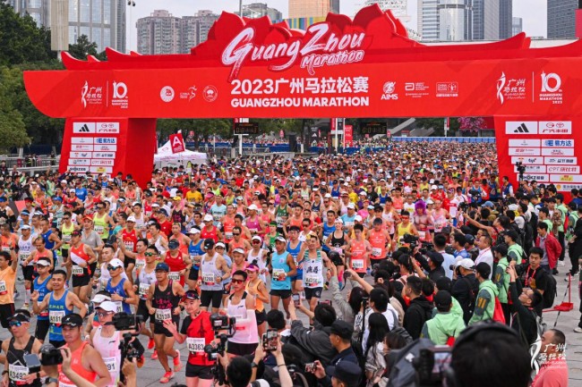 第十届广州马拉松开跑，百岁山圈粉一众跑友
