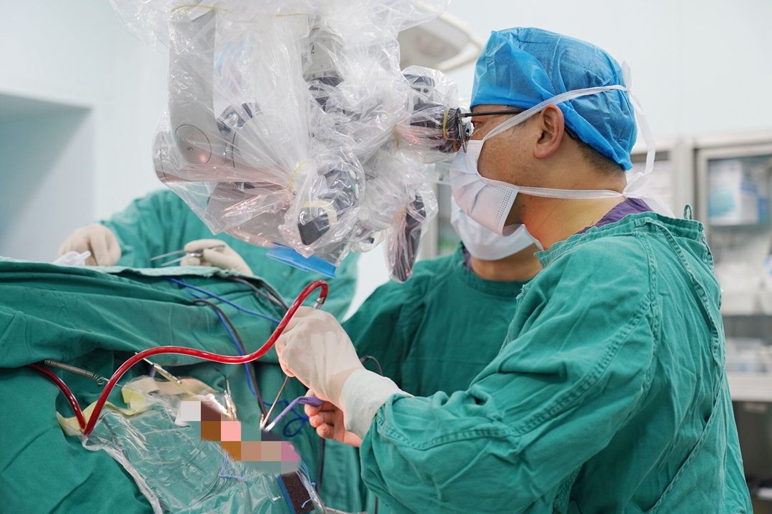 神经外科曾义军博士正开展颅内肿瘤微创手术.jpg