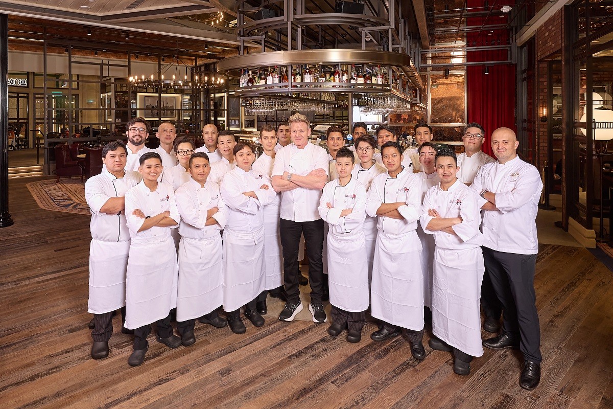 Gordon Ramsay with GR Pub & Grill passionate team.jpg