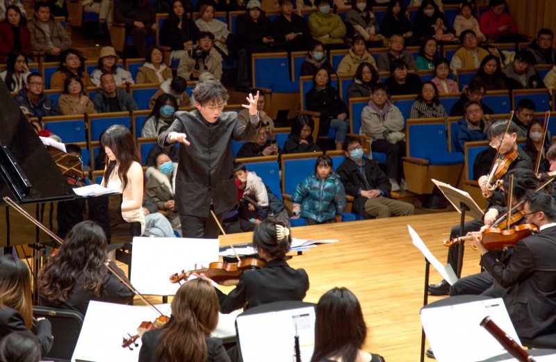 中国成都：青年指挥家叶闻博舞动城市音乐厅，演绎交响乐经典旋律
