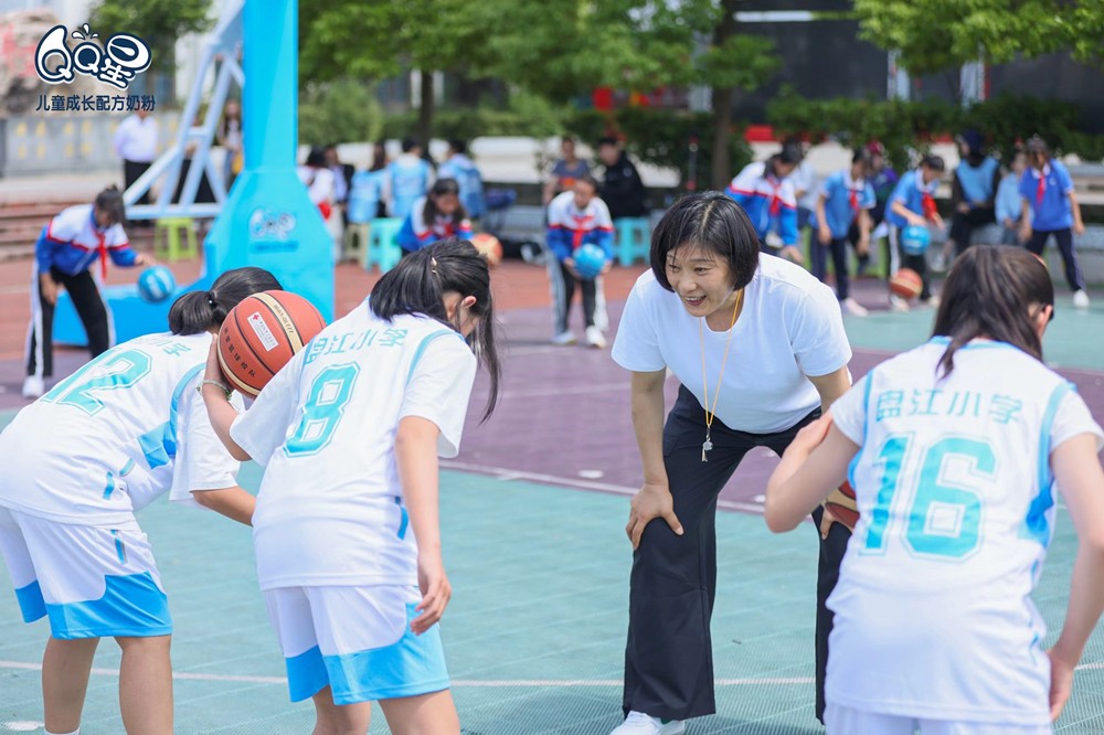 3、李昕老师教导孩子们篮球技巧.jpg