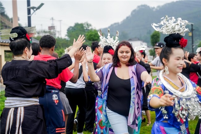 从苗乡情到篮球热，美国学子中秋来黔探访“村BA”发源地