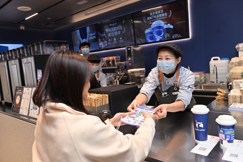 瑞幸咖啡在香港五店齐开，为当地消费者推出专属好礼